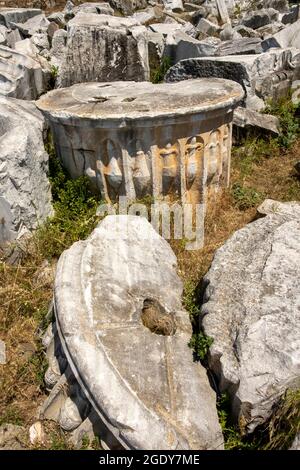 Bei Ausgrabungen am Tempel von Kyzikos Hadrian in der nordwestlichen Provinz des Erdek-Bezirks von Balikesir, dem größten korinthischen Stil der Welt Stockfoto