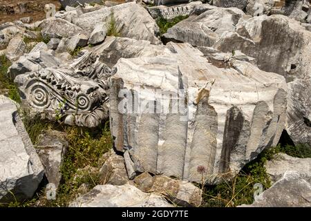 Bei Ausgrabungen am Tempel von Kyzikos Hadrian in der nordwestlichen Provinz des Erdek-Bezirks von Balikesir, dem größten korinthischen Stil der Welt Stockfoto