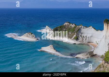 Luftaufnahme von Akra Drastis - Kap Drastis, nordwestlichster Punkt der Insel Korfu, Ionische Insel in Griechenland Stockfoto