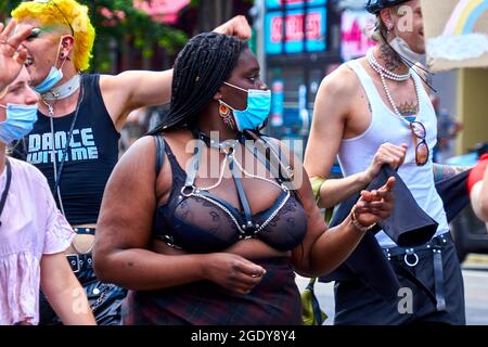 Braunschweig, 14. August 2021: Leicht gekleidete schwarze Frau mit Gesichtsmaske beim CSD Christopher Street Day Stockfoto