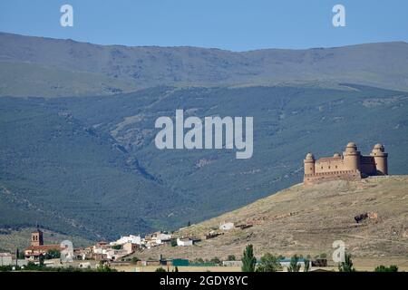 Panoramablick auf die Stadt La Calahorra in Granada (Spanien) und die berühmte mittelalterliche Burg auf einem Hügel Stockfoto