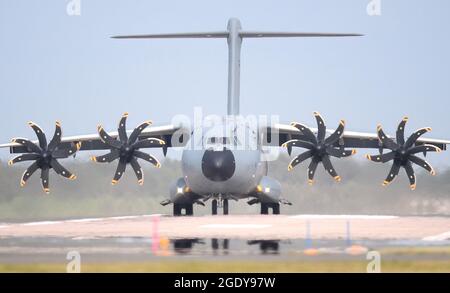 Wunstorf, Deutschland. August 2021. Ein Airbus A400M befördert Flugzeuge der deutschen Luftwaffe über die Start- und Landebahn des Luftwaffenstützpunktes Wunstorf in der Region Hannover. Angesichts des schnellen Vorwärtsgangs der Taliban in Afghanistan will die Bundeswehr schnell damit beginnen, deutsche Bürger und lokale afghanische Truppen aus Kabul zu evakuieren. Quelle: Julian Stratenschulte/dpa/Alamy Live News Stockfoto