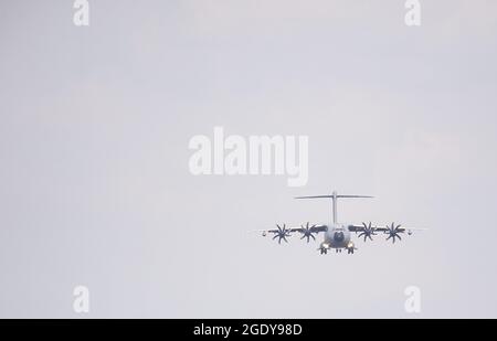 Wunstorf, Deutschland. August 2021. Ein Airbus A400M der deutschen Luftwaffe landet auf dem Luftwaffenstützpunkt Wunstorf in der Region Hannover. Angesichts des raschen Vormarsch der Taliban in Afghanistan will die Bundeswehr damit beginnen, deutsche Bürger und lokale afghanische Truppen aus Kabul zu evakuieren. Quelle: Julian Stratenschulte/dpa/Alamy Live News Stockfoto