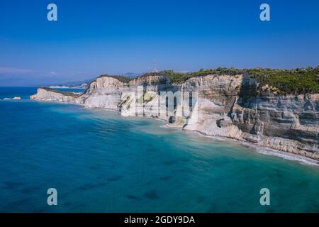 Ionisches Ufer mit Klippen auf Akra Drastis - Kap Drastis, nordwestlichster Punkt der Insel Korfu, Ionische Insel in Griechenland Stockfoto