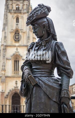 OVIEDO, SPANIEN-10. AUGUST 2021: Statue der Regenta vor der Kathedrale von Oviedo (Bildhauer: Mauro Alvarez Fernandez) Stockfoto