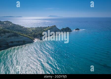 Luftaufnahme von Akra Drastis - Kap Drastis, nordwestlichster Punkt der Insel Korfu, Ionische Insel in Griechenland Stockfoto