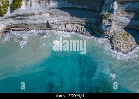 Steile Klippen von Akra Drastis - Kap Drastis, nordwestlichster Punkt der Insel Korfu, Ionische Insel in Griechenland Stockfoto