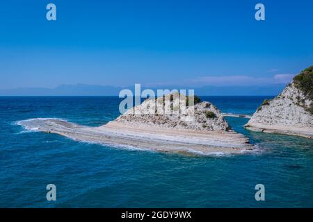 Felseninsel neben Akra Drastis - Kap Drastis, nordwestlichster Punkt der Insel Korfu, Ionische Insel in Griechenland Stockfoto