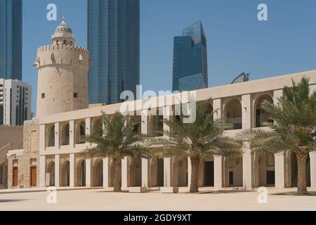 Innenhof mit Bogengang, Palmen und Wachturm des Qasr al-Hosn Festungsmuseums, dem ältesten Steingebäude in Abu Dhabi, VAE Stockfoto