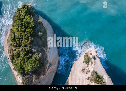 Drohnenansicht von Kanali tou Erota - Kanal der Liebe in Sidari Siedlung im nördlichen Teil der Insel Korfu, Griechenland Stockfoto