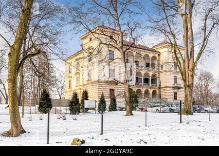 Villa Decius Palast und Parkkomplex mit Gartenarchitektur in Krakau, Polen. Stockfoto