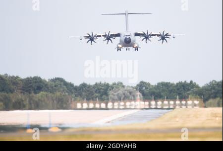 Wunstorf, Deutschland. August 2021. Ein Airbus A400M der deutschen Luftwaffe landet auf dem Luftwaffenstützpunkt Wunstorf in der Region Hannover. Angesichts des raschen Vormarsch der Taliban in Afghanistan will die Bundeswehr damit beginnen, deutsche Bürger und lokale afghanische Truppen aus Kabul zu evakuieren. Quelle: Julian Stratenschulte/dpa/Alamy Live News Stockfoto