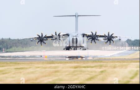 Wunstorf, Deutschland. August 2021. Ein Airbus A400M der deutschen Luftwaffe landet auf dem Luftwaffenstützpunkt Wunstorf in der Region Hannover. Angesichts des raschen Vormarsch der Taliban in Afghanistan will die Bundeswehr damit beginnen, deutsche Bürger und lokale afghanische Truppen aus Kabul zu evakuieren. Quelle: Julian Stratenschulte/dpa/Alamy Live News Stockfoto