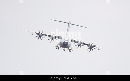 Wunstorf, Deutschland. August 2021. Ein Airbus A400M der deutschen Luftwaffe landet auf dem Luftwaffenstützpunkt Wunstorf in der Region Hannover. Angesichts des raschen Vormarsch der Taliban in Afghanistan will die Bundeswehr damit beginnen, deutsche Bürger und lokale afghanische Truppen aus Kabul zu evakuieren. Quelle: Julian Stratenschulte/dpa/Alamy Live News Stockfoto