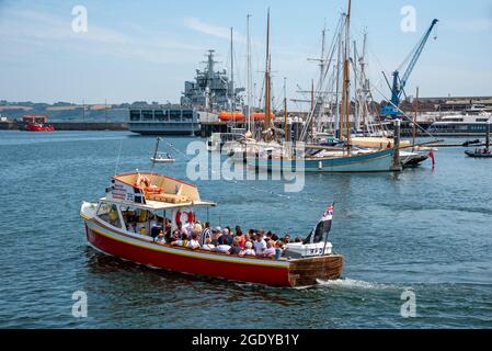 Falmouth, Cornwall, England, Großbritannien. 2021. RFA Cardigan Bay ein Landeanlegedockschiff der Bay Class wird in Falmouth, Großbritannien, einer großen Umrüstung unterzogen. Hafen Kreuzfahrt Boot ou Stockfoto