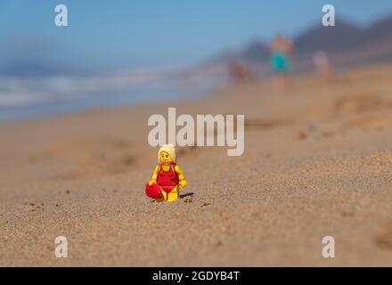 LEGO Minifiguren Rettungsschwimmer am Strand Stockfoto