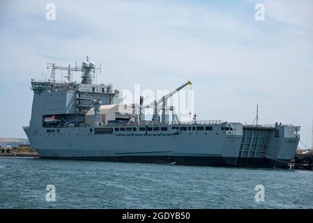 Falmouth, Cornwall, England, Großbritannien. 2021. RFA Cardigan Bay ein Landeanlegedockschiff der Bay Class wird in Falmouth, Großbritannien, einer großen Umrüstung unterzogen Stockfoto