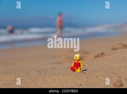 LEGO Minifiguren Rettungsschwimmer am Strand Stockfoto