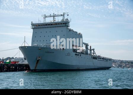 Falmouth, Cornwall, England, Großbritannien. 2021. RFA Cardigan Bay ein Landeanlegedockschiff der Bay Class wird in Falmouth, Großbritannien, einer großen Umrüstung unterzogen Stockfoto