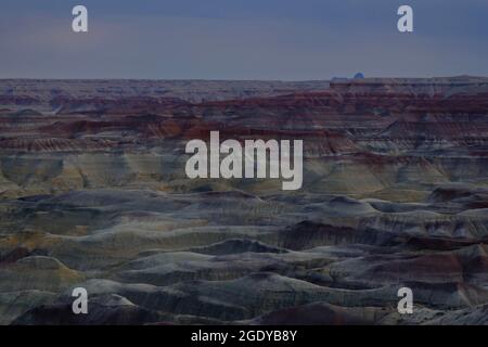 Winslow, Arizona, USA. August 2021. Die Painted Desert nördlich von Winslow, Arizona. Dieses Wunder der Natur erstreckt sich bis zum versteinerten Wald im Osten auf dem Navajo Reservat. (Bild: © Christopher Brown/ZUMA Press Wire) Stockfoto