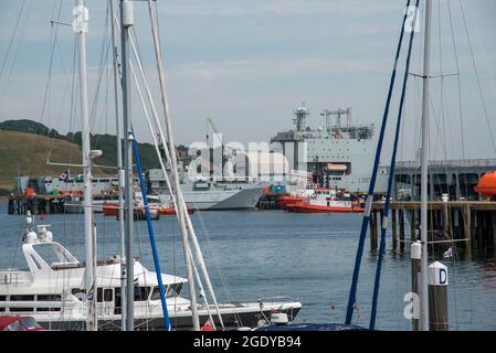 Falmouth, Cornwall, England, Großbritannien. 2021. HMS Seven ein Flussklasse-Patrouillenboot und der größere RFA Argus neben Falmouth Docks. Stockfoto