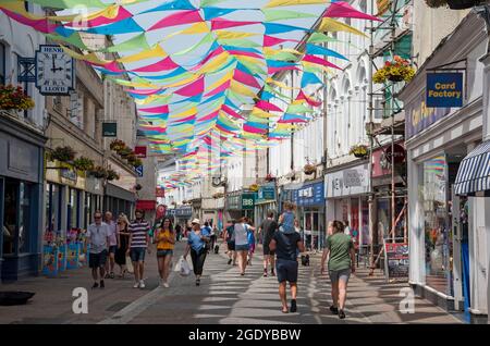 Falmouth, Cornwall, England, Großbritannien. 2021. Fußgängerweg zum Einkaufen im Stadtzentrum von Falmouth Cornwall, Großbritannien Stockfoto