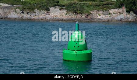 St Mawes, Cornwall, England, Großbritannien. 2021. Seitliche Steuerbord-grüne Marker-Navigation bouy im Meer vor St Mawes Süd Cornwall, UK. Stockfoto