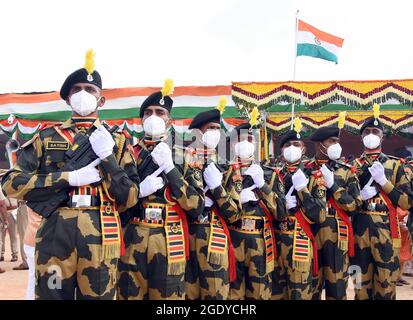 Bangalore, Indien. August 2021. Mitarbeiter der indischen Polizei und der Grenzschutztruppe (BSF) marschieren während des indischen Unabhängigkeitstages auf dem Gelände der Manek Shaw Parade in Bangalore, Indien, am 15. August 2021. Quelle: Str/Xinhua/Alamy Live News Stockfoto