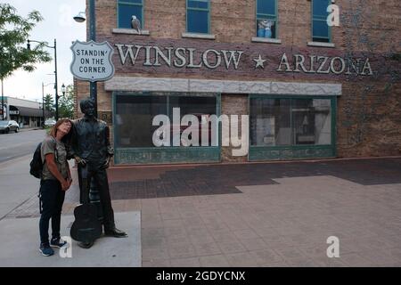 Winslow, Arizona, USA. August 2021. Standin' on the Corner Park in Winslow, Arizona. Eine Statue des Eagles-Mitglieds Glen Frey erinnert an den Hit Take IT Easy aus den 1960er Jahren mit der Zeile „nun, ich stehe an der Ecke in Winslow, Arizona, und es gibt einen so schönen Anblick zu sehen. Es ist ein Mädchen, mein Herr, in einer flachen Furt, die langsam einen Schau mich an. nimmt. Der Park enthält ein zweistöckiges Trompe-l'Ceil-Wandgemälde von John Hugh sowie eine Statue eines Mannes, der eine Gitarre vom Bildhauer Ron Adamson hält. Winslow ist ein beliebtes Touristenziel auf der berühmten alten Route 66, die sich im Navajo Reservat befindet. (C Stockfoto