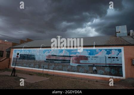 Winslow, Arizona, USA. August 2021. Der Monsunsturm nähert sich Winslow, Arizona, das eine wichtige Eisenbahnstadt für Waren war, die an die Westküste und Mexiko fuhren. (Bild: © Christopher Brown/ZUMA Press Wire) Stockfoto