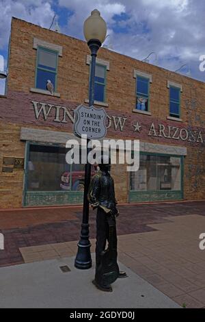 Winslow, Arizona, USA. August 2021. Standin' on the Corner Park in Winslow, Arizona. Eine Statue des Eagles-Mitglieds Glen Frey erinnert an den Hit Take IT Easy aus den 1960er Jahren mit der Zeile „nun, ich stehe an der Ecke in Winslow, Arizona, und es gibt einen so schönen Anblick zu sehen. Es ist ein Mädchen, mein Herr, in einer flachen Furt, die langsam einen Schau mich an. nimmt. Der Park enthält ein zweistöckiges Trompe-l'Ceil-Wandgemälde von John Hugh sowie eine Statue eines Mannes, der eine Gitarre vom Bildhauer Ron Adamson hält. Winslow ist ein beliebtes Touristenziel auf der berühmten alten Route 66, die sich im Navajo Reservat befindet. (C Stockfoto