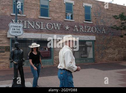 Winslow, Arizona, USA. August 2021. Standin' on the Corner Park in Winslow, Arizona. Eine Statue des Eagles-Mitglieds Glen Frey erinnert an den Hit Take IT Easy aus den 1960er Jahren mit der Zeile „nun, ich stehe an der Ecke in Winslow, Arizona, und es gibt einen so schönen Anblick zu sehen. Es ist ein Mädchen, mein Herr, in einer flachen Furt, die langsam einen Schau mich an. nimmt. Der Park enthält ein zweistöckiges Trompe-l'Ceil-Wandgemälde von John Hugh sowie eine Statue eines Mannes, der eine Gitarre vom Bildhauer Ron Adamson hält. Winslow ist ein beliebtes Touristenziel auf der berühmten alten Route 66, die sich im Navajo Reservat befindet. (C Stockfoto