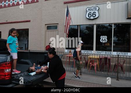 Winslow, Arizona, USA. August 2021. Navajo Familie in Winslow, Arizona an der Route 66. (Bild: © Christopher Brown/ZUMA Press Wire) Stockfoto