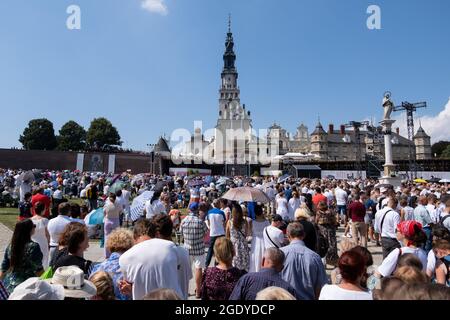 Czestochowa, Polen. August 2021. Hunderte von Pilgern werden vor dem Kloster Jasna Gora gesehen. Jedes Jahr im Sommer kommen Tausende von Pilgern zum Kloster Jasna Gora in Tschenstochau, um vor dem Bild der Schwarzen Madonna, der Mutter Gottes, zu beten. Jasna Gora ist das größte Heiligtum in Polen für alle Katholiken. Kredit: SOPA Images Limited/Alamy Live Nachrichten Stockfoto