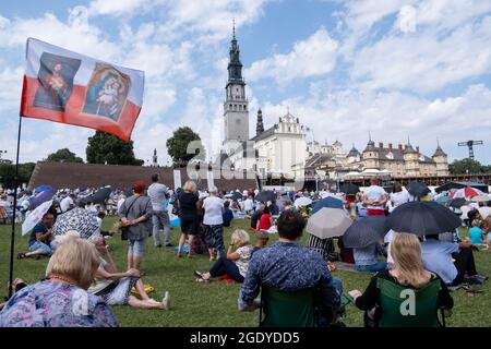 Czestochowa, Polen. August 2021. Viele Pilger werden vor dem Kloster Jasna Gora gesehen. Jedes Jahr im Sommer kommen Tausende von Pilgern zum Kloster Jasna Gora in Tschenstochau, um vor dem Bild der Schwarzen Madonna, der Mutter Gottes, zu beten. Jasna Gora ist das größte Heiligtum in Polen für alle Katholiken. Kredit: SOPA Images Limited/Alamy Live Nachrichten Stockfoto