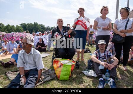 Czestochowa, Polen. August 2021. Viele Pilger werden vor dem Kloster Jasna Gora beten gesehen. Jedes Jahr im Sommer kommen Tausende von Pilgern zum Kloster Jasna Gora in Tschenstochau, um vor dem Bild der Schwarzen Madonna, der Mutter Gottes, zu beten. Jasna Gora ist das größte Heiligtum in Polen für alle Katholiken. Kredit: SOPA Images Limited/Alamy Live Nachrichten Stockfoto