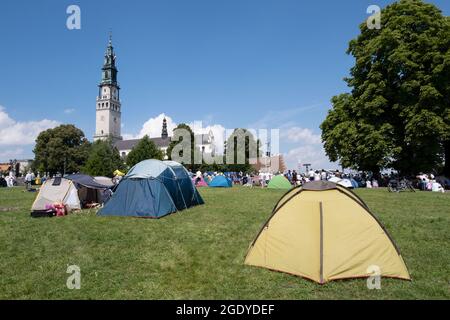 Czestochowa, Polen. August 2021. Vor dem Kloster Jasna Gora sind mehrere Zelte zu sehen. Jedes Jahr im Sommer kommen Tausende von Pilgern zum Kloster Jasna Gora in Tschenstochau, um vor dem Bild der Schwarzen Madonna, der Mutter Gottes, zu beten. Jasna Gora ist das größte Heiligtum in Polen für alle Katholiken. Kredit: SOPA Images Limited/Alamy Live Nachrichten Stockfoto