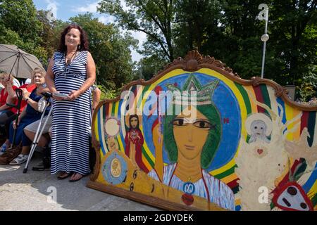 Czestochowa, Polen. August 2021. Eine Frau steht in der Nähe des religiösen Bildes im Kloster Jasna Gora. Jedes Jahr im Sommer kommen Tausende von Pilgern zum Kloster Jasna Gora in Tschenstochau, um vor dem Bild der Schwarzen Madonna, der Mutter Gottes, zu beten. Jasna Gora ist das größte Heiligtum in Polen für alle Katholiken. Kredit: SOPA Images Limited/Alamy Live Nachrichten Stockfoto