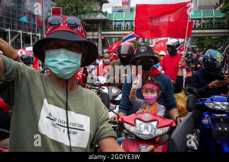 Bangkok, Bangkok, Thailand. August 2021. Ein mobiler „Automob“-Protest, organisiert vom Rothemd-Aktivisten Nattawut Saikua, versammelte mehrere tausend Menschen an der Kreuzung von Bangkok Ratchaprasong, bevor sie durch die Stadt fuhren. Nach 2 verschiedenen Routen durch das Zentrum Bangkoks beschlossen mehrere hundert junge Berufsschüler auf Motorrädern, sich erneut der Polizei im Distrikt DIN Daeng in Bangkok zu stellen, das sich auf dem Weg zur Residenz des thailändischen Premierministers Prayuth Chan O Cha befindet. Kredit: ZUMA Press, Inc./Alamy Live Nachrichten Stockfoto