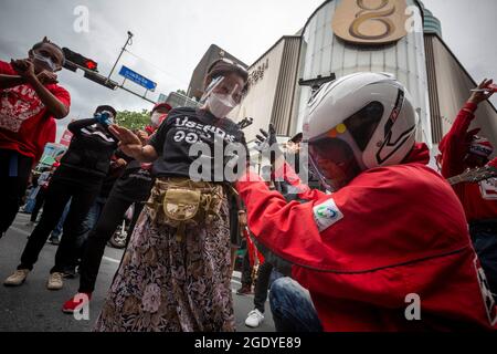 Bangkok, Bangkok, Thailand. August 2021. Ein mobiler „Automob“-Protest, organisiert vom Rothemd-Aktivisten Nattawut Saikua, versammelte mehrere tausend Menschen an der Kreuzung von Bangkok Ratchaprasong, bevor sie durch die Stadt fuhren. Nach 2 verschiedenen Routen durch das Zentrum Bangkoks beschlossen mehrere hundert junge Berufsschüler auf Motorrädern, sich erneut der Polizei im Distrikt DIN Daeng in Bangkok zu stellen, das sich auf dem Weg zur Residenz des thailändischen Premierministers Prayuth Chan O Cha befindet. Kredit: ZUMA Press, Inc./Alamy Live Nachrichten Stockfoto