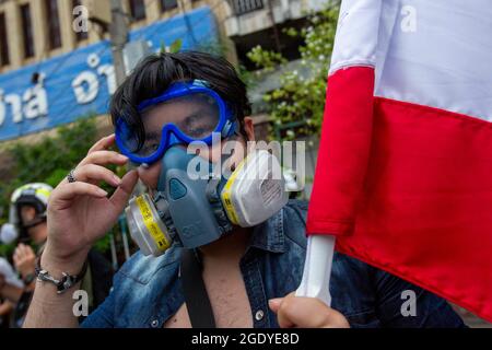 Bangkok, Bangkok, Thailand. August 2021. Ein mobiler „Automob“-Protest, organisiert vom Rothemd-Aktivisten Nattawut Saikua, versammelte mehrere tausend Menschen an der Kreuzung von Bangkok Ratchaprasong, bevor sie durch die Stadt fuhren. Nach 2 verschiedenen Routen durch das Zentrum Bangkoks beschlossen mehrere hundert junge Berufsschüler auf Motorrädern, sich erneut der Polizei im Distrikt DIN Daeng in Bangkok zu stellen, das sich auf dem Weg zur Residenz des thailändischen Premierministers Prayuth Chan O Cha befindet. Kredit: ZUMA Press, Inc./Alamy Live Nachrichten Stockfoto