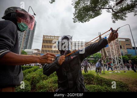 Bangkok, Bangkok, Thailand. August 2021. Ein mobiler „Automob“-Protest, organisiert vom Rothemd-Aktivisten Nattawut Saikua, versammelte mehrere tausend Menschen an der Kreuzung von Bangkok Ratchaprasong, bevor sie durch die Stadt fuhren. Nach 2 verschiedenen Routen durch das Zentrum Bangkoks beschlossen mehrere hundert junge Berufsschüler auf Motorrädern, sich erneut der Polizei im Distrikt DIN Daeng in Bangkok zu stellen, das sich auf dem Weg zur Residenz des thailändischen Premierministers Prayuth Chan O Cha befindet. Kredit: ZUMA Press, Inc./Alamy Live Nachrichten Stockfoto