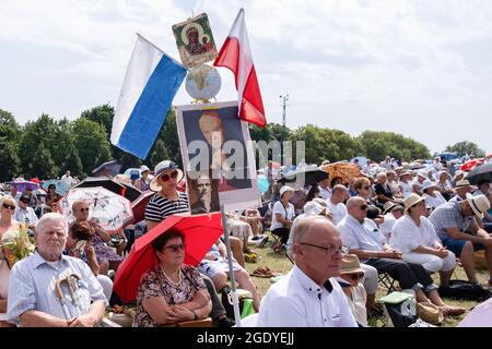 Czestochowa, Polen. August 2021. Vor dem Kloster Jasna Gora ist ein Pilger mit einem religiösen Symbol zu sehen. Jedes Jahr im Sommer kommen Tausende von Pilgern zum Kloster Jasna Gora in Tschenstochau, um vor dem Bild der Schwarzen Madonna, der Mutter Gottes, zu beten. Jasna Gora ist das größte Heiligtum in Polen für alle Katholiken. (Foto von Wojciech Grabowski/SOPA Images/Sipa USA) Quelle: SIPA USA/Alamy Live News Stockfoto