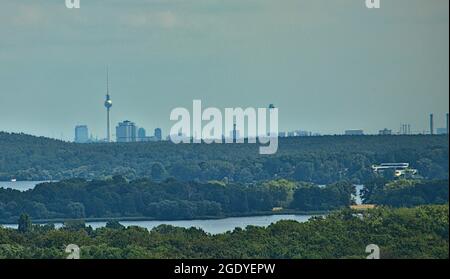 Der Blick vom Schloss Belvedere Potsdam auf die Skyline von Berlin (Deutschland). Stockfoto