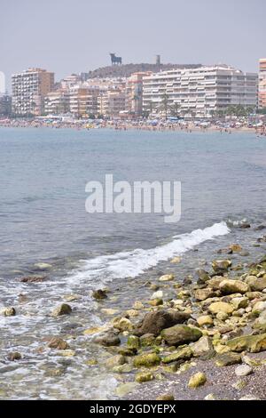 Strand von Fuengirola mit dem Osborne-Stier im Hintergrund, Provinz Malaga, Andalusien, Spanien. Stockfoto