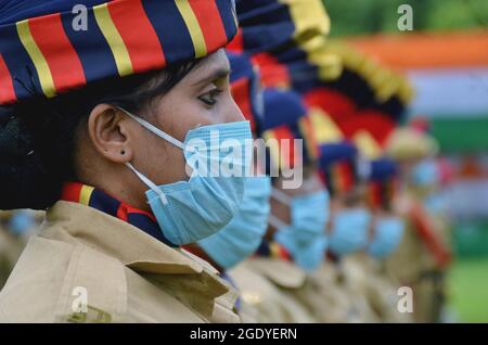 Nicht exklusiv: NAGAON, INDIEN - 15. AUGUST: Ein Kontingent von Polizistinnen nimmt an einer Militärparade für den indischen Premierminister Narendra Modi Teil Stockfoto