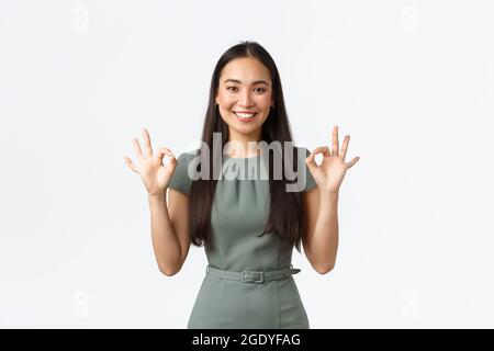 Kleinunternehmer, Frauen Unternehmer Konzept. Zuversichtlich junge asiatische Frau im Kleid zeigt okay Geste, garantieren Qualität, Teamleiter Lob Stockfoto