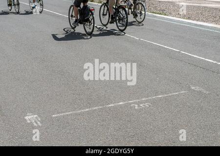 Radfahrer haben die zwei Meter lange soziale Distanzierung der Coronavirus-Regel gebrochen Stockfoto