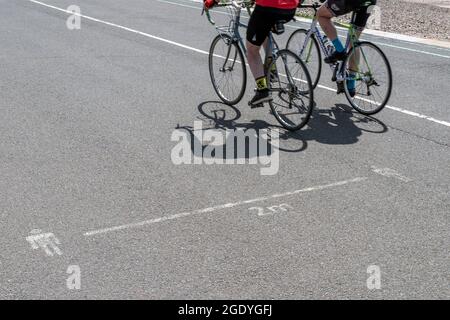 Radfahrer haben die zwei Meter lange soziale Distanzierung der Coronavirus-Regel gebrochen Stockfoto