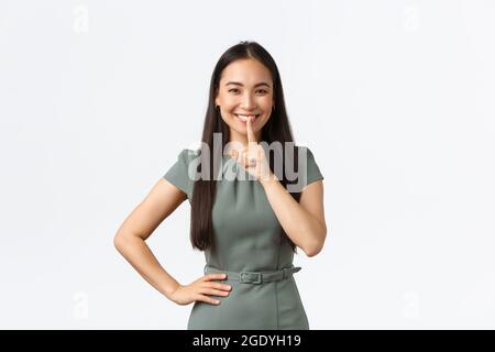 Kleinunternehmer, Frauen Unternehmer Konzept. Heiter ziemlich asiatische Frau mit Geheimnis, bereiten Überraschung fragen ruhig zu halten, zeigen shhh, husch Stockfoto